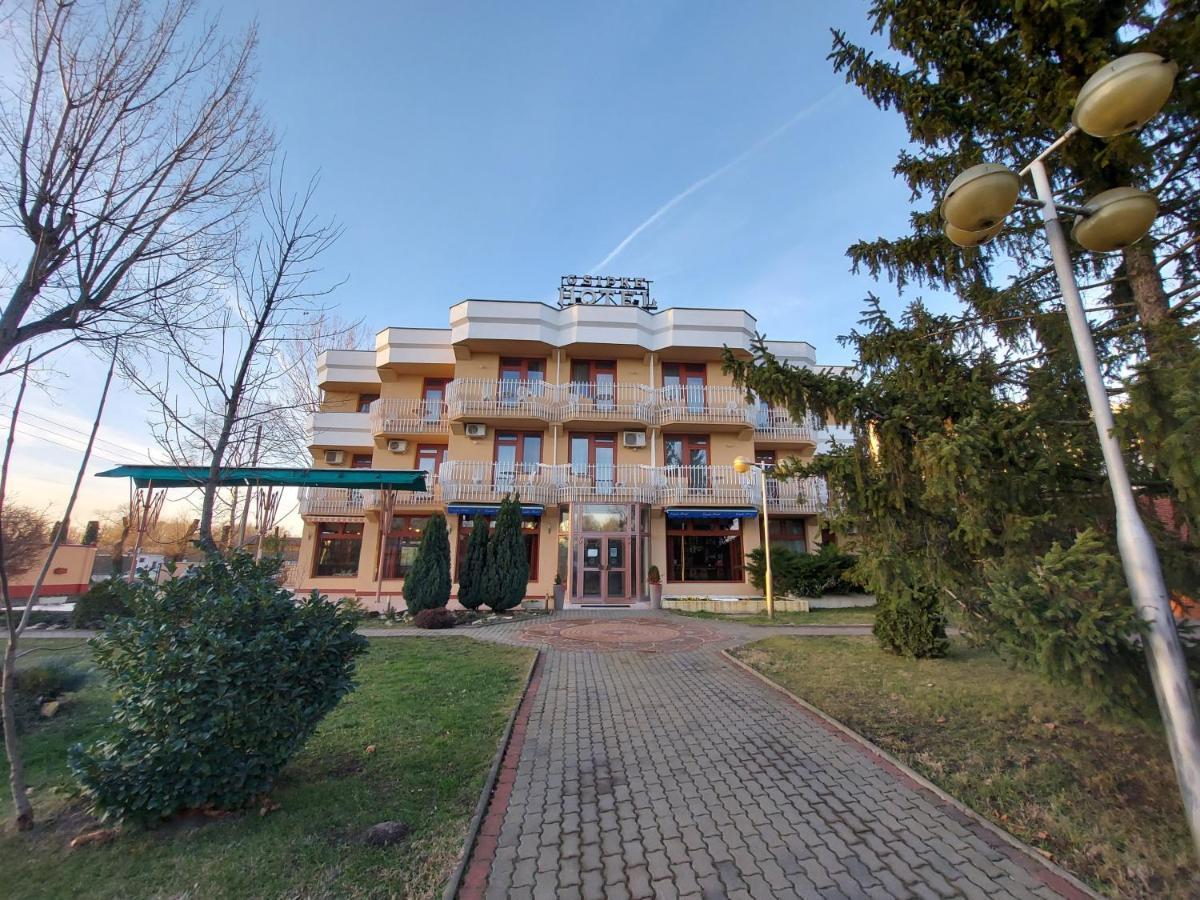 Csipke Hotel Kiskunhalas Exterior photo