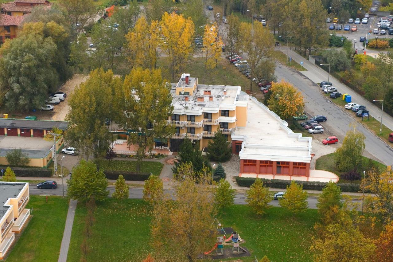 Csipke Hotel Kiskunhalas Exterior photo